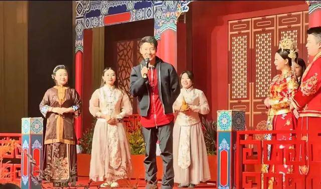 撒贝宁龙凤胎正面照曝光,儿子是混血,女儿像中国人,长相普通_李白