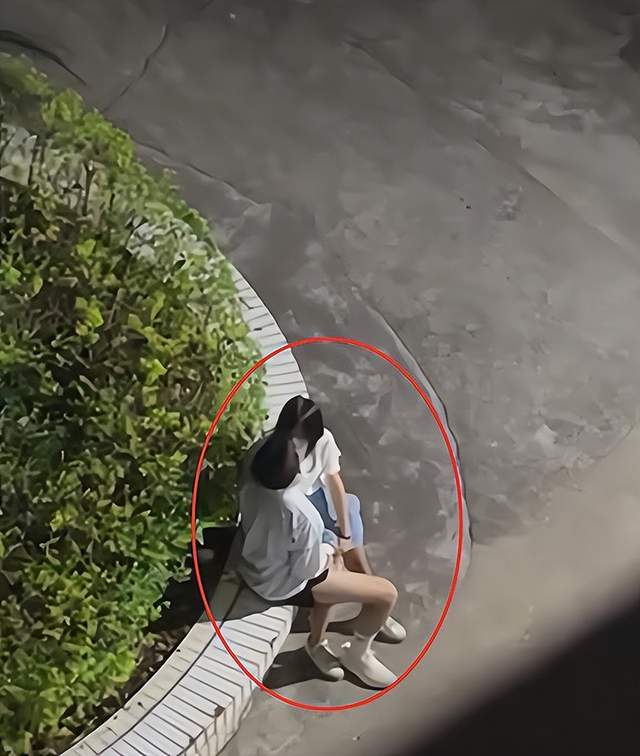 高中生校内花坛旁亲热,同学楼上拍下全过程,早恋乱象值得关注_阶段