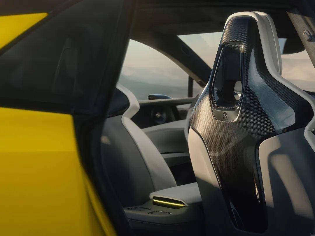 路特斯emeya主要竞争对手就是保时捷taycan和奥迪rse-trongt,整体尺寸