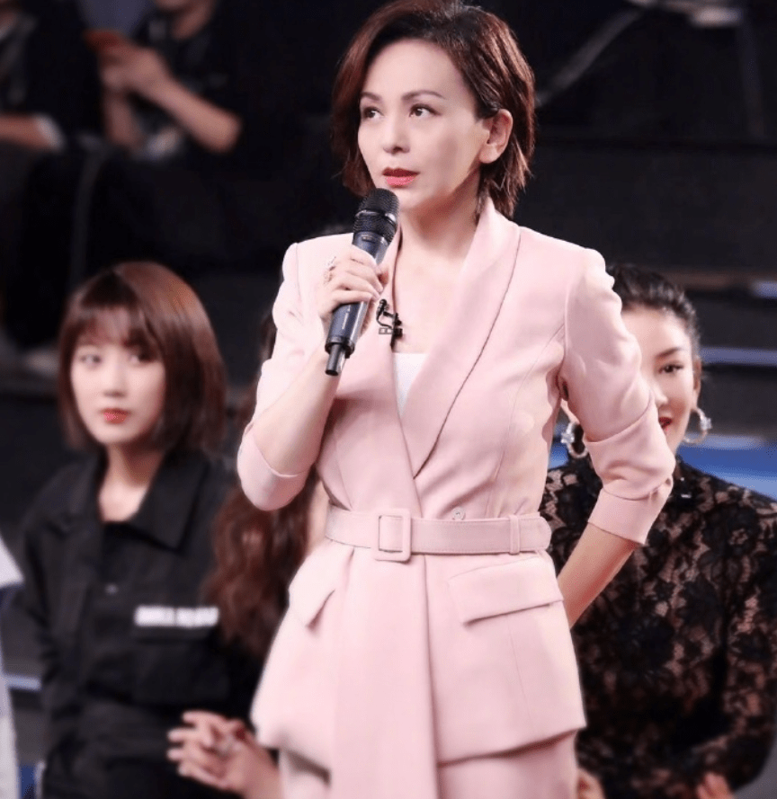 "雪姨"王琳节目中下跪磕头,何洁吓到变形,黄奕叶璇表情耐人寻味_网友