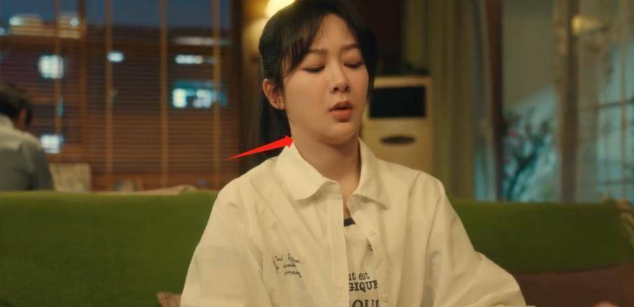 杨紫新剧演高中生太勉强,嘴歪脸肿还僵硬,和孙燕姿同框无年龄差_角色