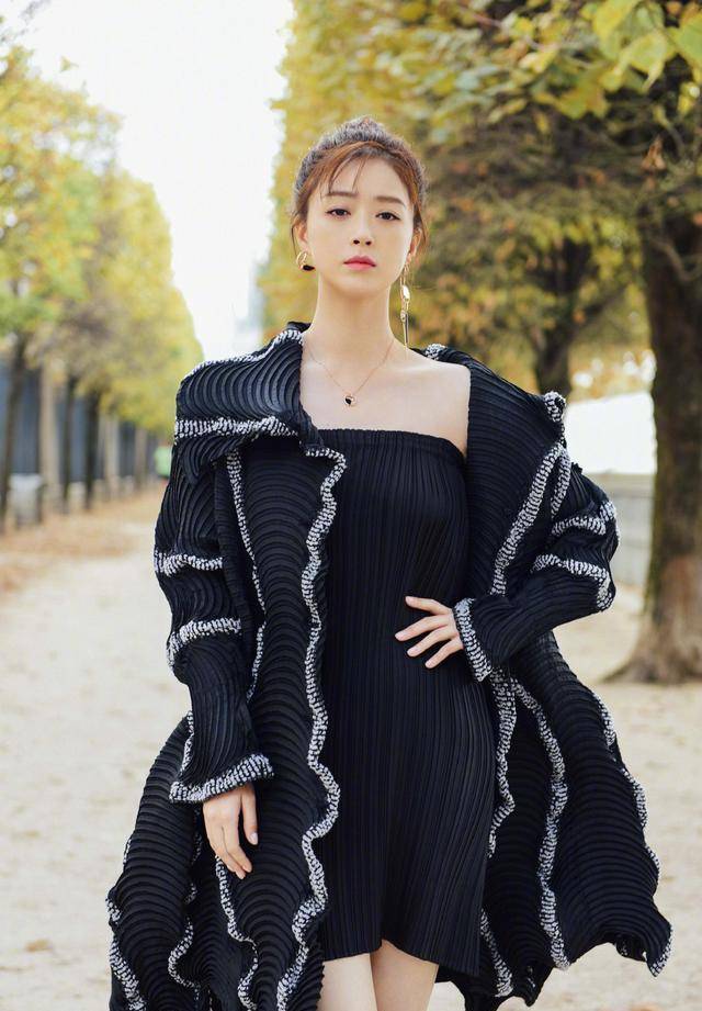 蒋欣越来越时尚了!