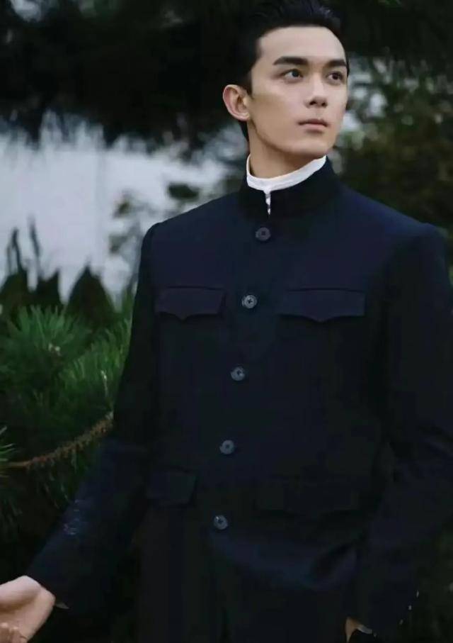 2,吴磊穿的中山装是日本校服,不是中国的中山装吗?