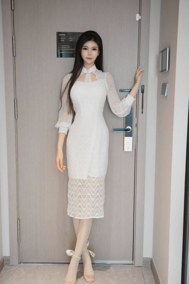 美女穿搭,白色蕾丝连衣裙搭米色高跟鞋,肉色丝袜展现女性魅力_气息