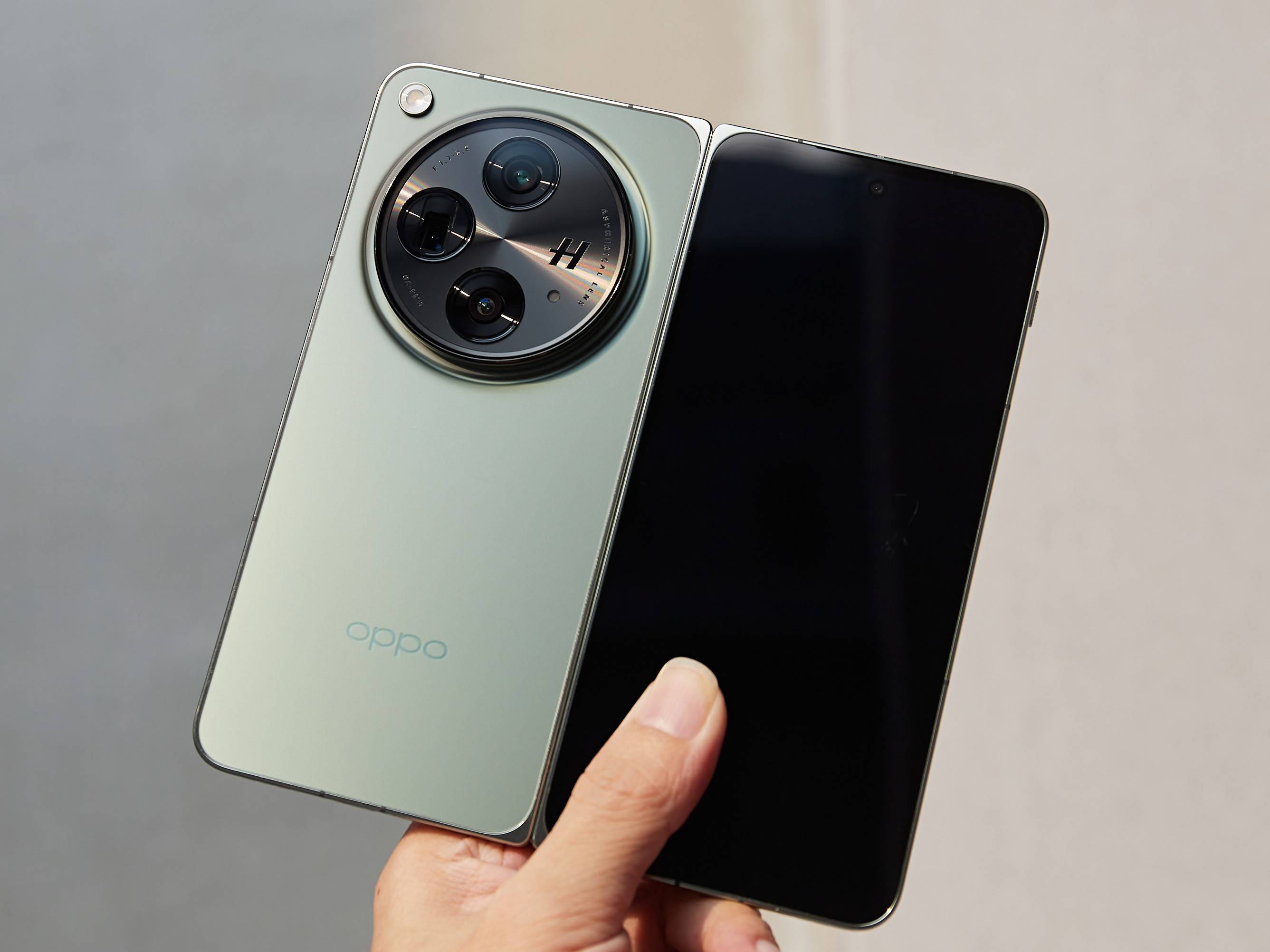 当时oppo和索尼进行合作,在折叠屏上搭载了双层晶体管像素堆叠式