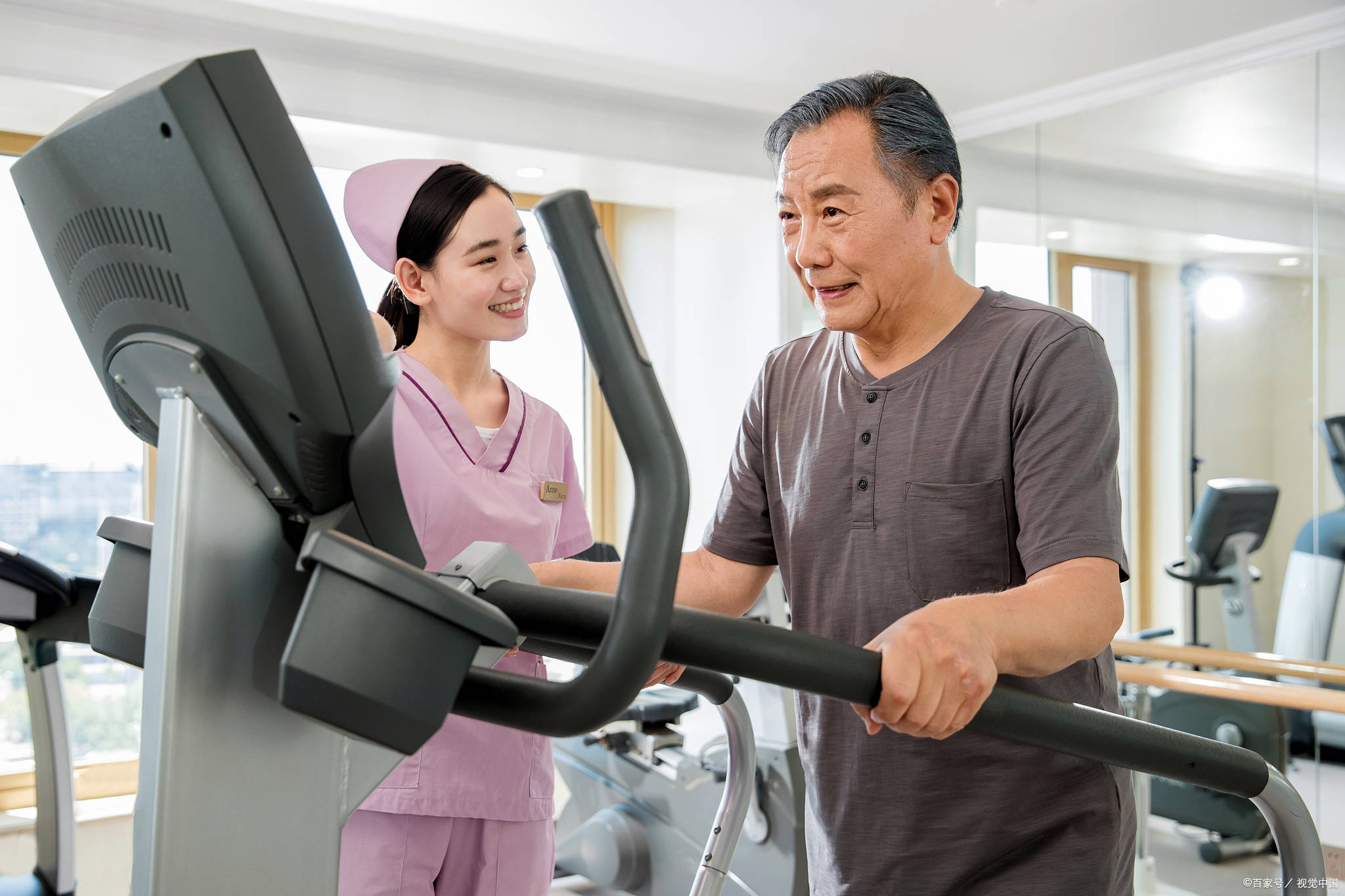 小陈带着爷爷从西安远赴上海看病,小陈认为既然来到上海就要预约专家