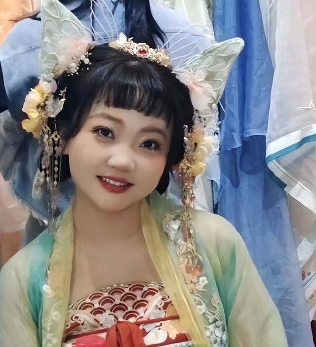 10月份,林美惠晒出了一张和闺蜜的合影,不过照片里肯定加了美颜滤镜