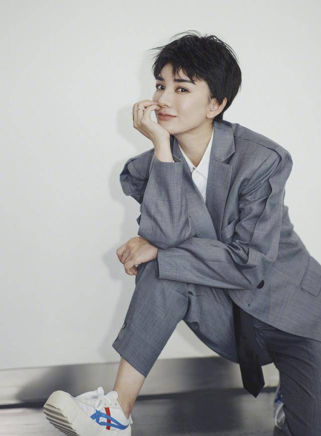 黄奕真的很大胆,43岁穿西装剪短发,比一些男人还要帅气!