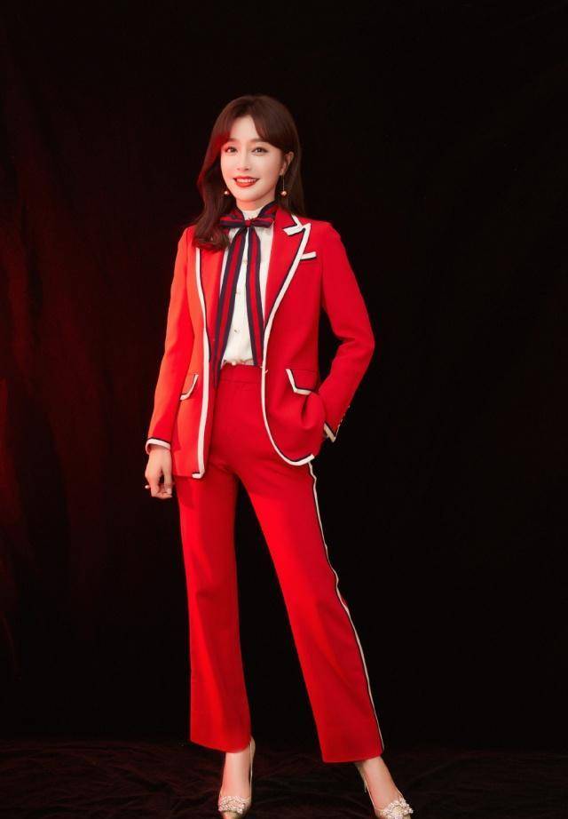 38岁秦岚换新发色上春晚,板栗色发型搭配红色西服套装,减龄时髦_设计