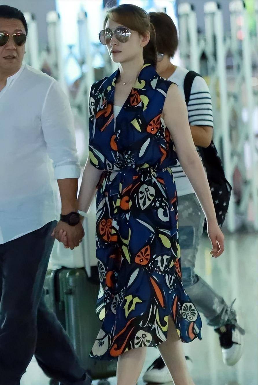 46岁的李小冉与妻子富商现身机场.