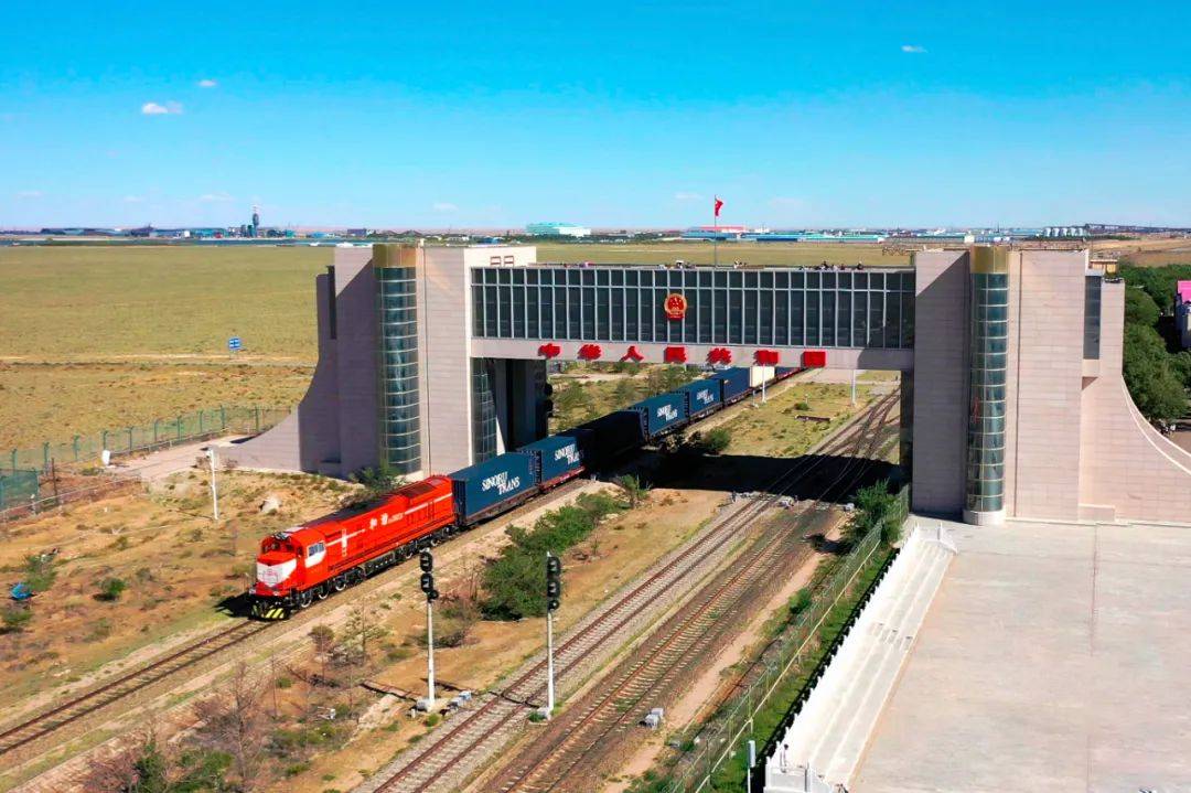 中欧班列正从二连浩特口岸驶出国门青年突击队员正在进行编解作业中欧