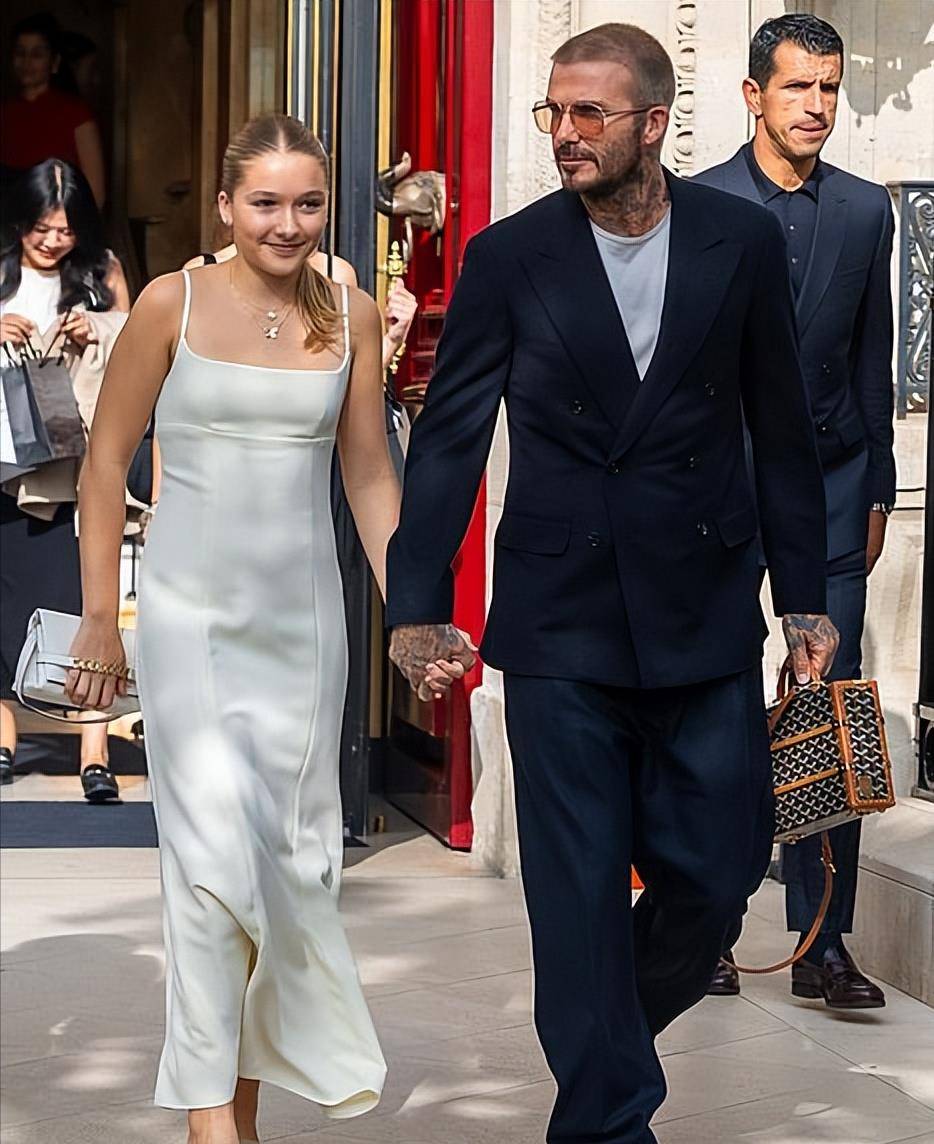 被小贝闺女惊艳!12岁小七踩高跟鞋穿白裙助阵贝嫂时装秀,名媛范_贝克