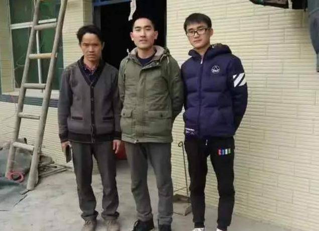 12年前,那位睡猪圈,"千里背疯娘"上大学的孩子,如今现状如何_刘秀祥