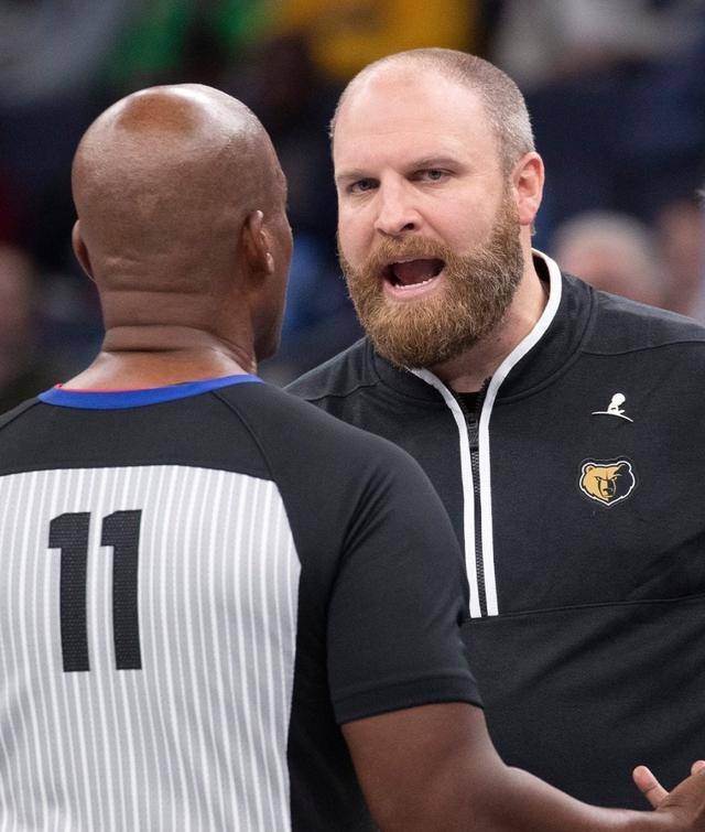 前天,灰熊队在主场以121-127负于犹他爵士队,赛季战绩跌至1胜8负,赛后