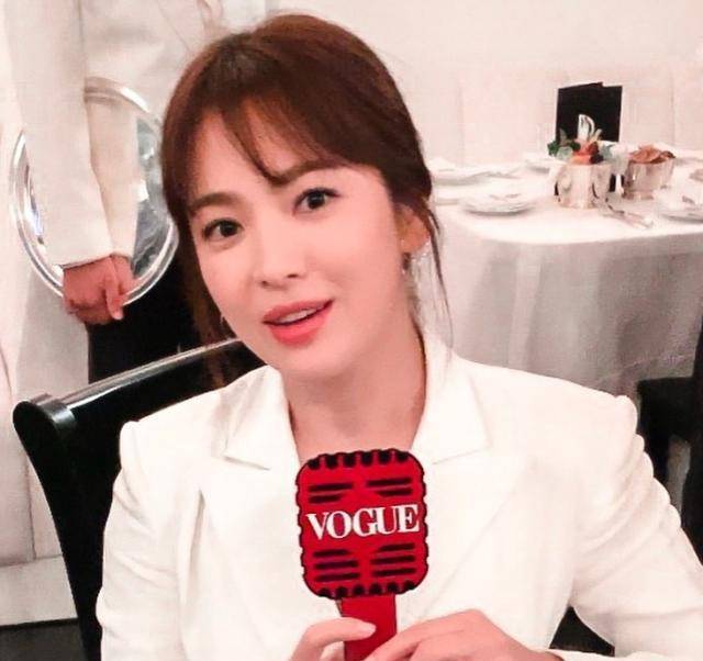 38岁宋慧乔换"新"造型,留回八字空气刘海搭配西服,美回18岁_大气_女