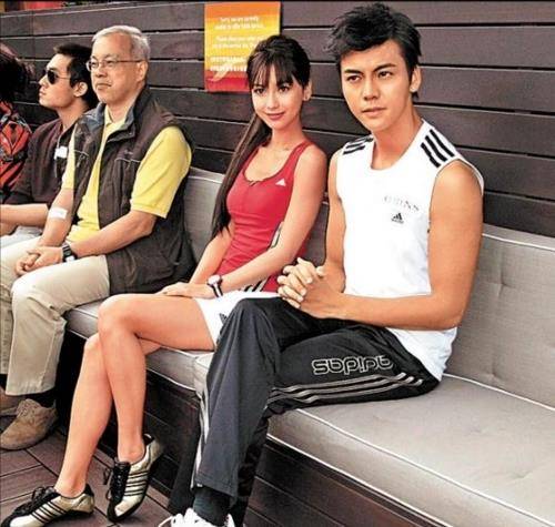 那个时候的杨颖正和陈伟霆打得火热,突然间就有一条文咏珊和陈伟霆的