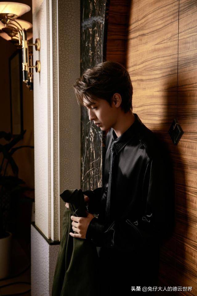 德云社秦霄贤晒写真照,引网友热议,老秦越来越有自己的风格了_郭德纲