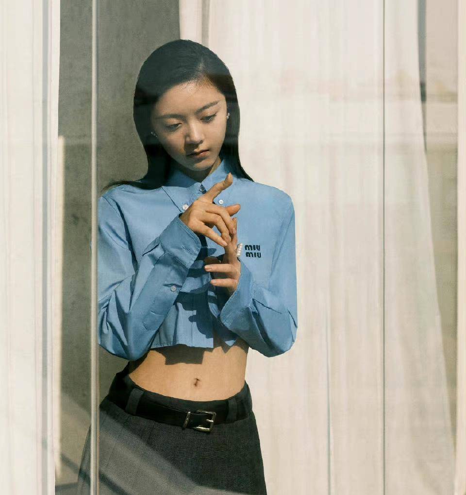 赵今麦最新杂志封面大片,这个腰是真实存在的吗?好绝_角色_身材_方面