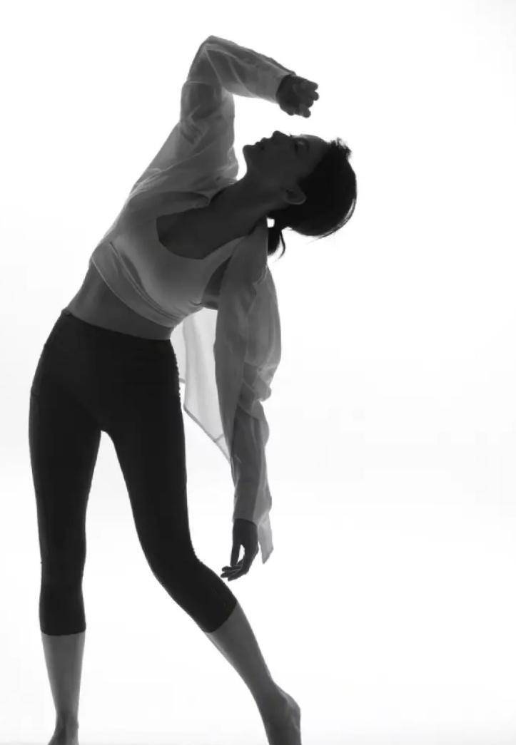 43岁陈数再次跳舞,阔别20年风采未变,时尚事业线太诱人_线条_舞蹈