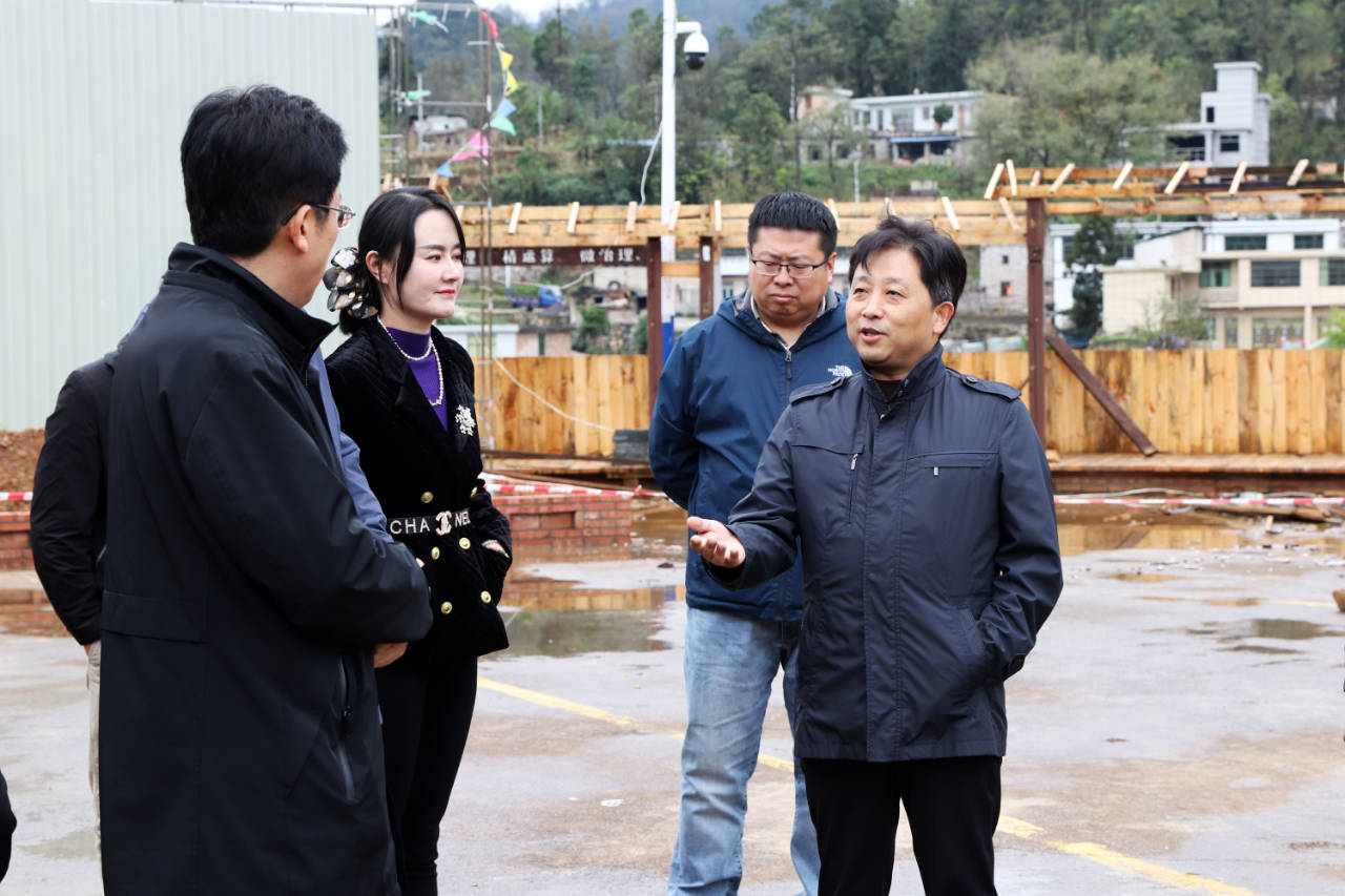 67清镇市市长吴永康到卫城镇开展主题教育专题调研_闲置_资产_低效