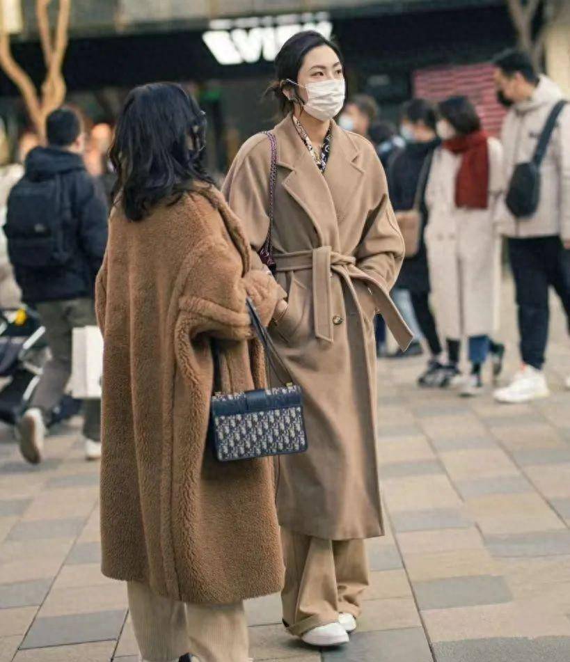 北京三里屯街拍惊艳:满街都是"泥巴"打扮的人,看起来时尚又漂亮_颜色