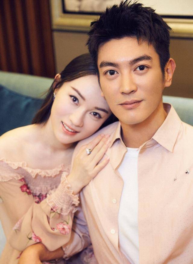 39岁霍思燕,身穿粉色碎花长裙与34岁的杜江配一脸,美腻了_设计_身材