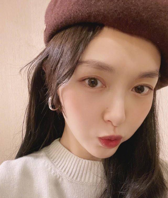 唐嫣分享自拍,皮肤状态似花季少女,嘟嘴卖萌可爱满分_贝雷帽_镜头