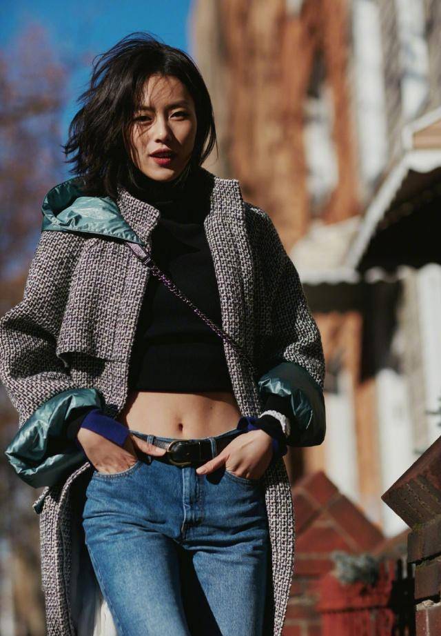 刘雯穿黑色一字肩连衣裙走时装周,气质优雅大方,意外被发型抢镜_感觉_