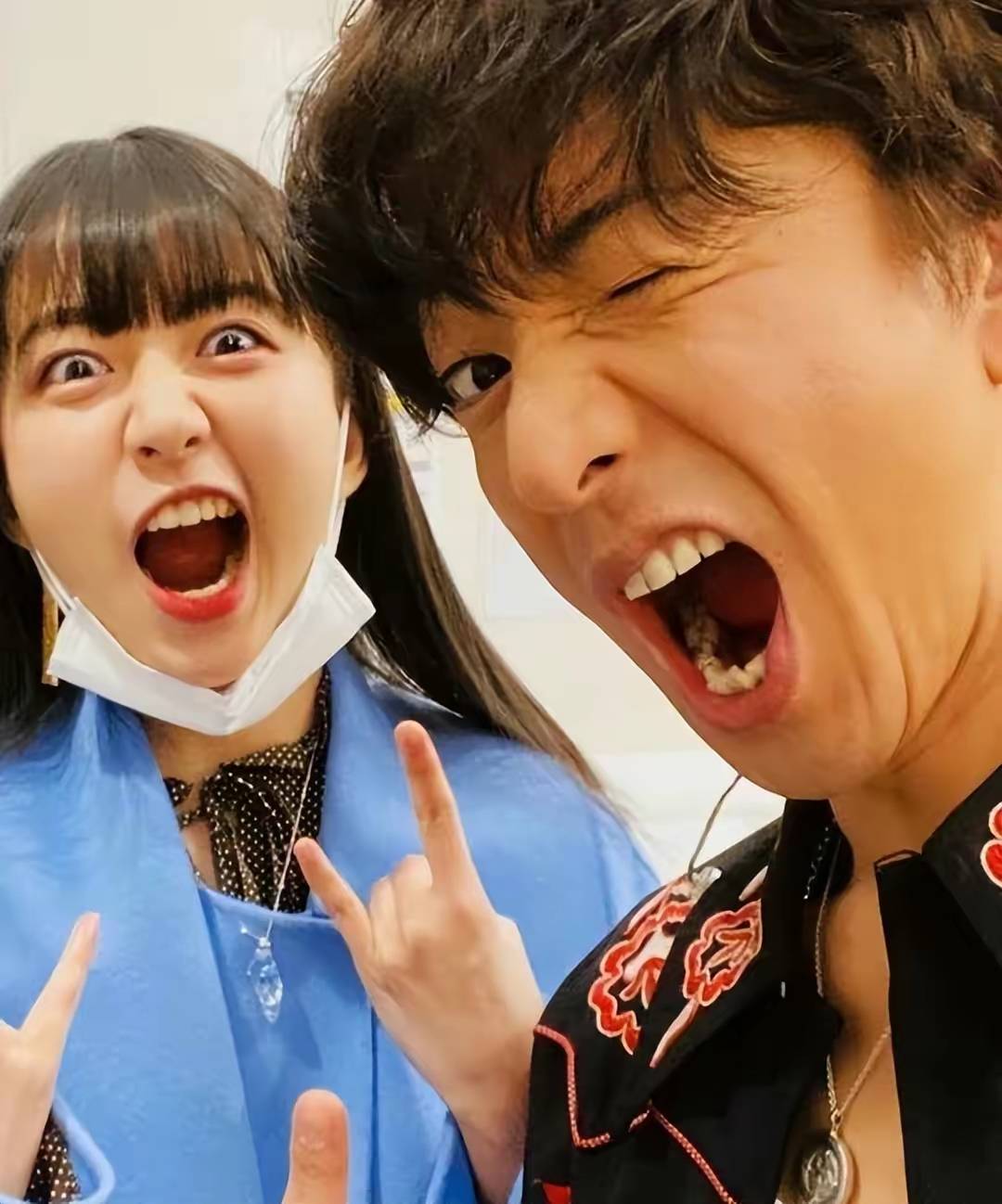 这张照片中,木村拓哉与妻子工藤静香紧紧相拥,彼此的眼神中充满了爱意