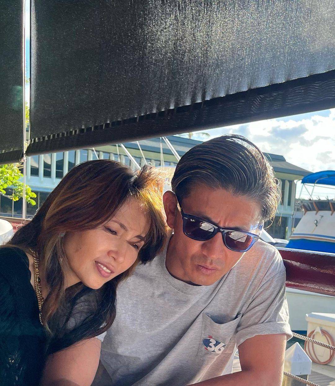 木村拓哉与妻子工藤静香罕见同框,十指紧扣超恩爱,力破婚变传闻_女儿