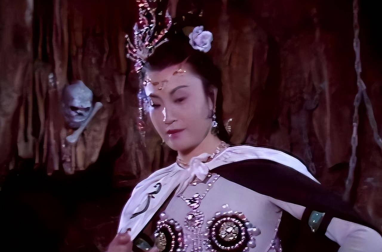 她被"骗"去演白骨精,却从不看西游记一眼,更是至死不原谅导演