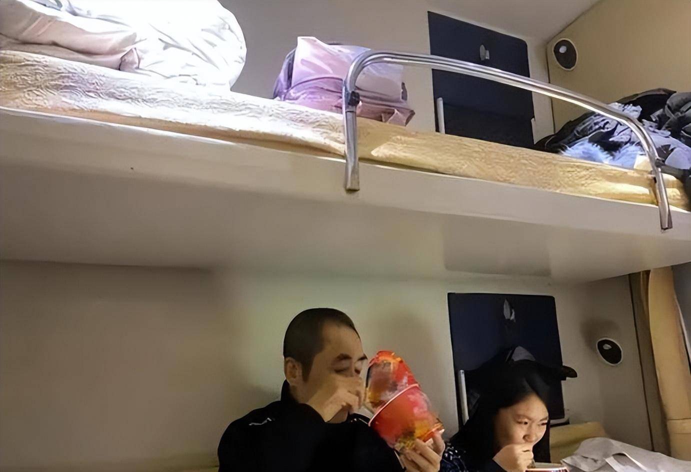 为啥火车上的卧铺是男女混住,谁来保障女性安全?