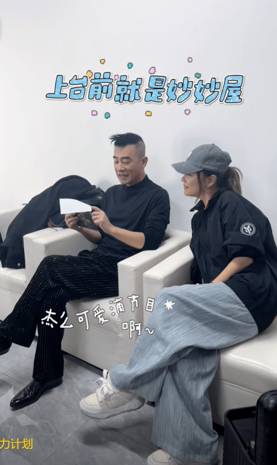 应采儿晒照庆结婚13周年,主动吻老公超甜,用花挡肚再引怀孕猜想