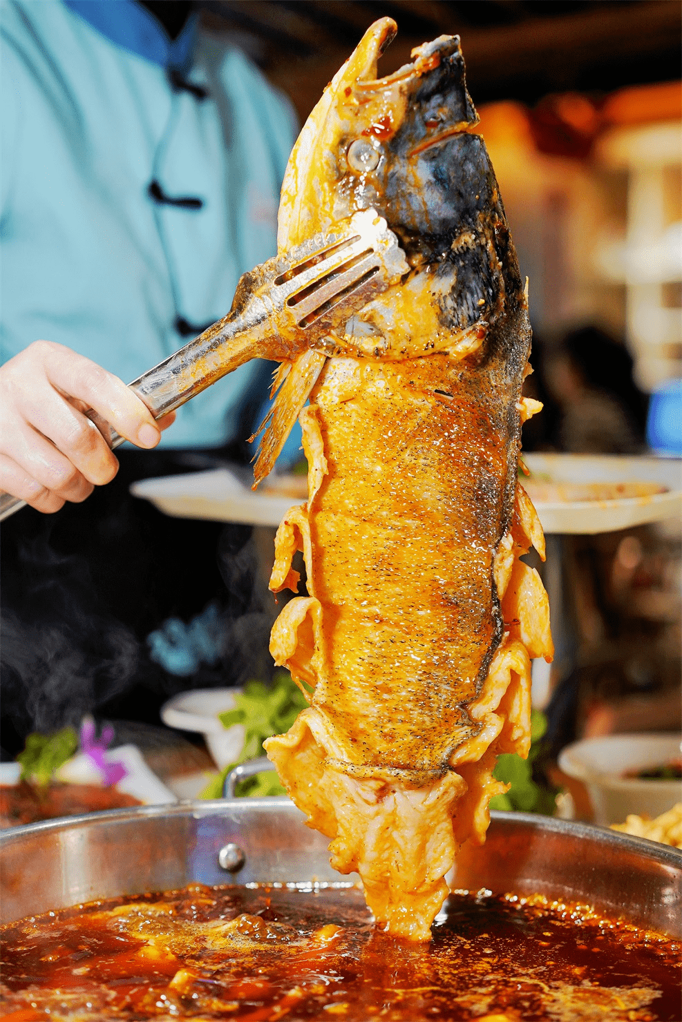 不得了,ta扬言请全成都人免费吃鱼!