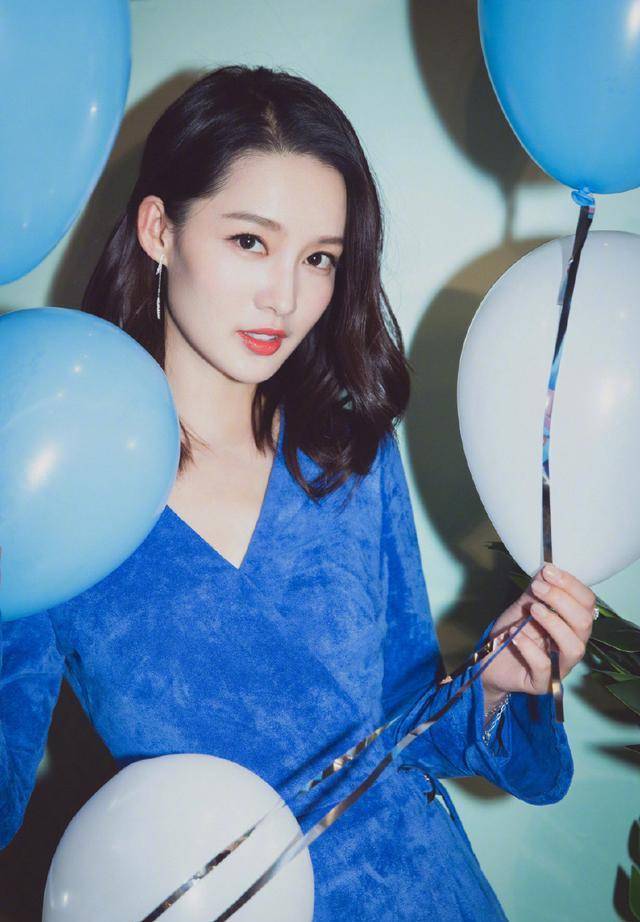 李沁身穿黑色拼接衬衫裙,28岁嫩回18岁少女,怎么看都像高中生!