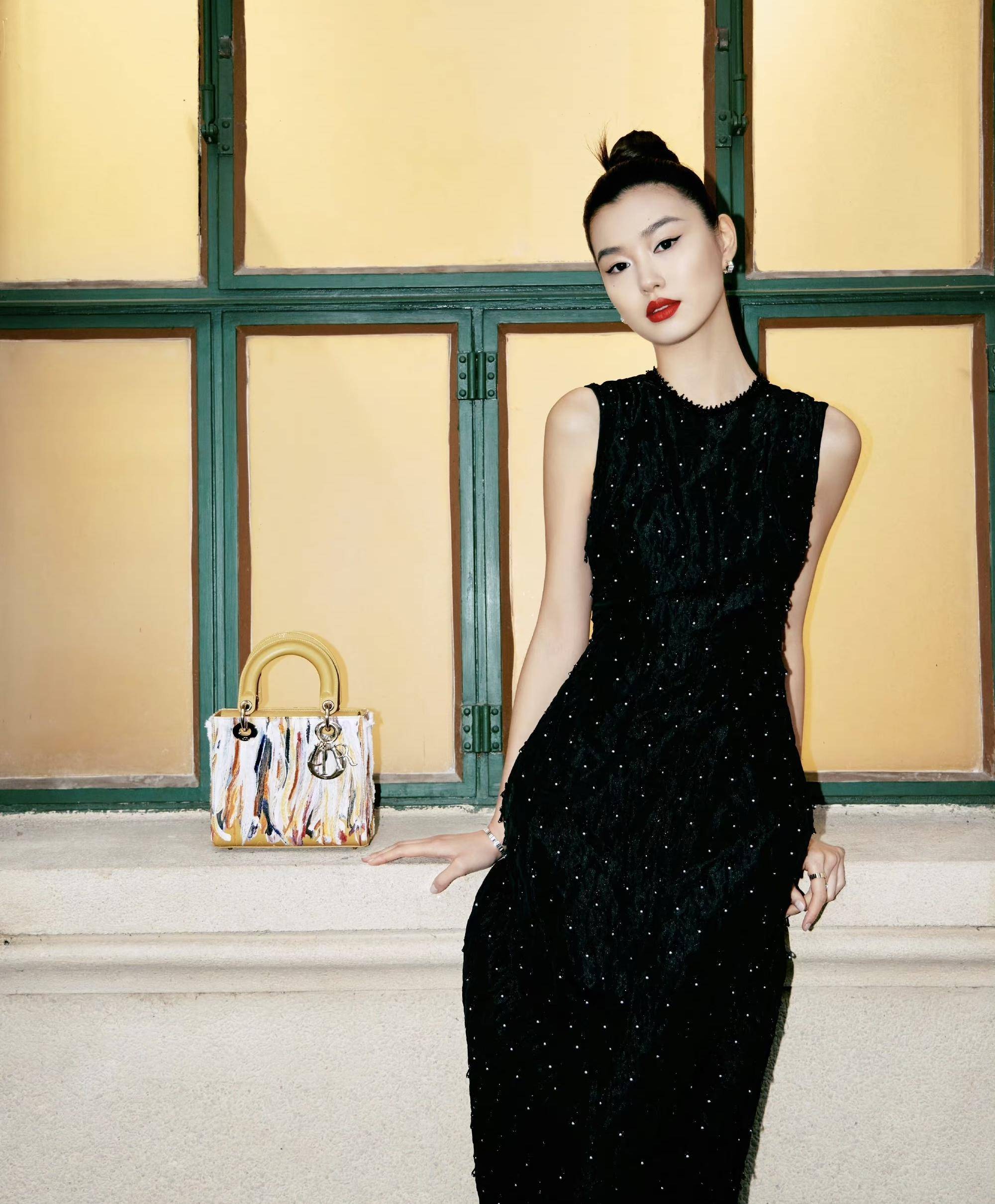 一直走法式优雅道路的杨采钰身穿迪奥连衣裙,举手投足间都展现出迷人