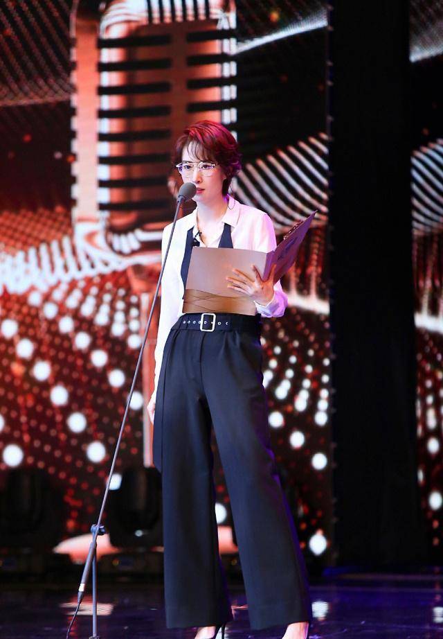 43岁刘敏涛换新造型,短发造型搭配白色衬衫和阔腿裤,减龄又时髦_发型