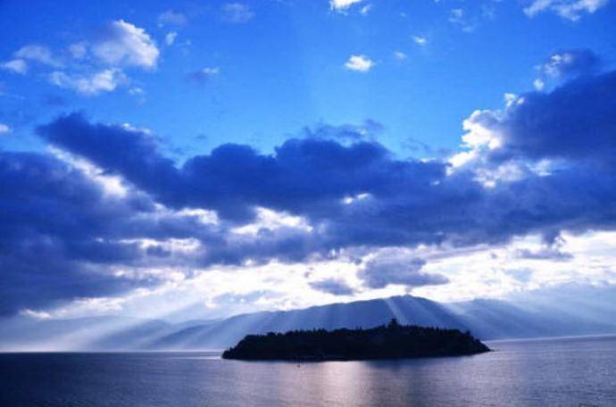 云南有块奇特的界鱼石,两湖相交于此,鱼碰石即返,灵性十足_湖泊_澄江