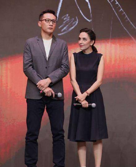 刘烨安娜出席发布会,40岁爱妻穿黑色长裙太优雅,刘烨太像老干部_时尚