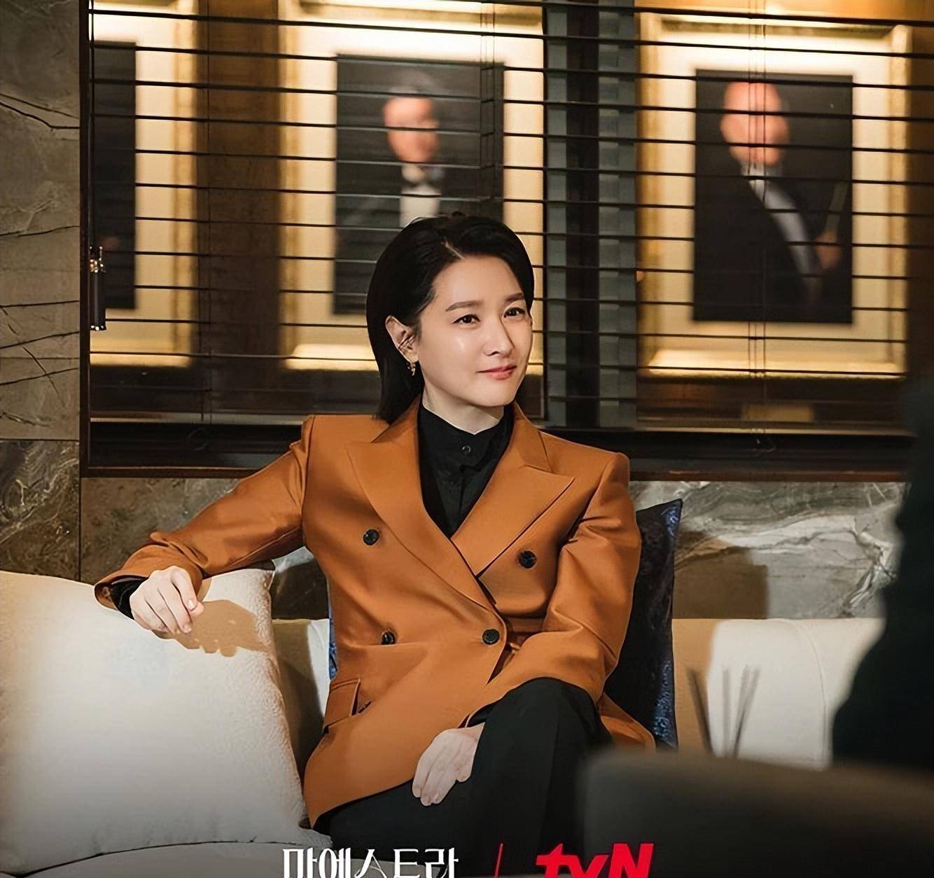 52岁李英爱变身"音乐王牌",换上几套衣服很酷,但他还是大美人_黑色