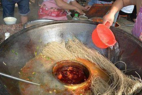县城“最火”街边摊,10元一大碗,去晚了还吃不到(图3) 县城“最火”街边摊,10元一大碗,去晚了还吃不到(图3)