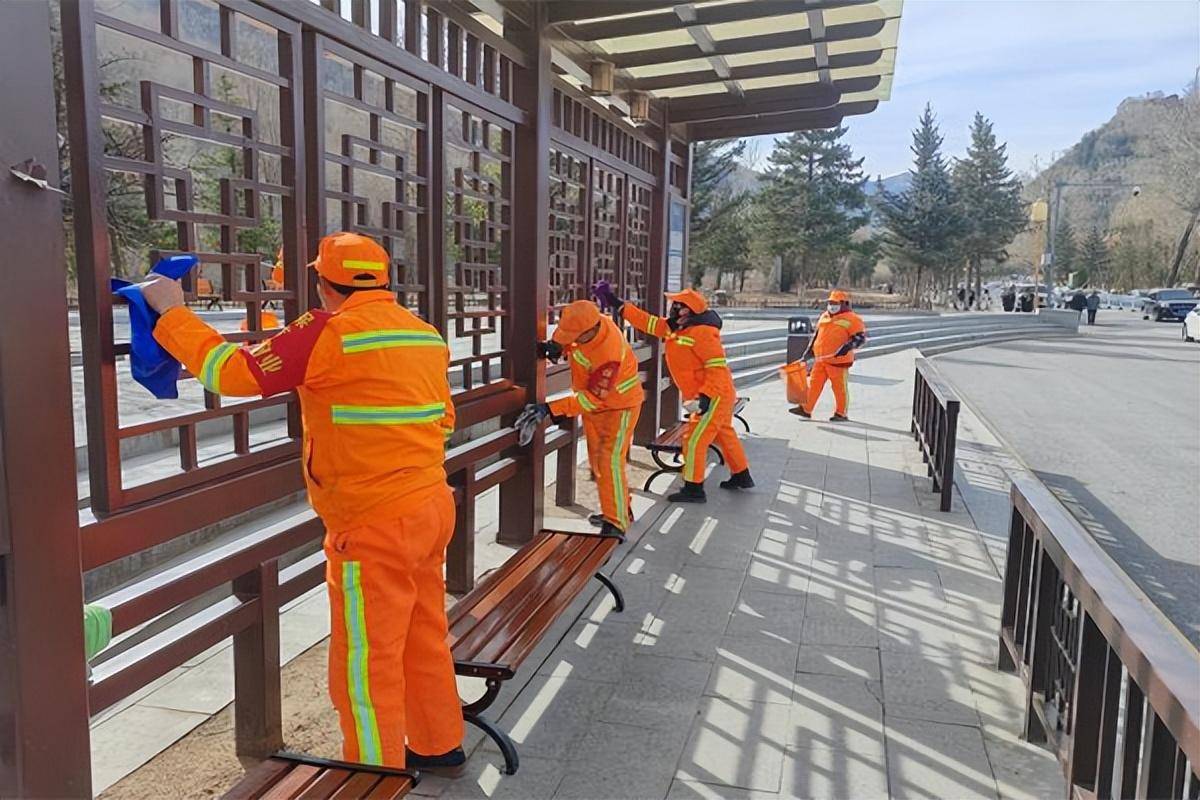 景顺物业环卫工人为五台山景区"加分"_工作_垃圾箱_游客