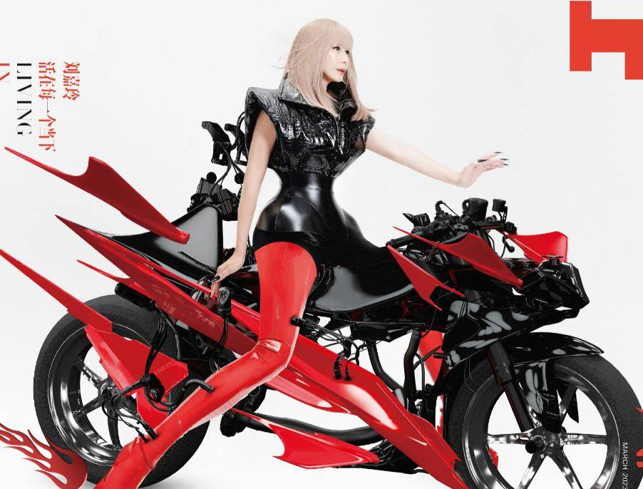 58岁刘嘉玲扮嫩秀事业线,留长指甲衣服全是洞,被指脸僵像假人_造型