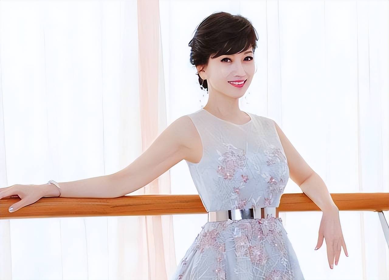 "不老女神"赵雅芝也一直是娱乐圈的不老神话,年轻时的赵雅芝妩媚婉约