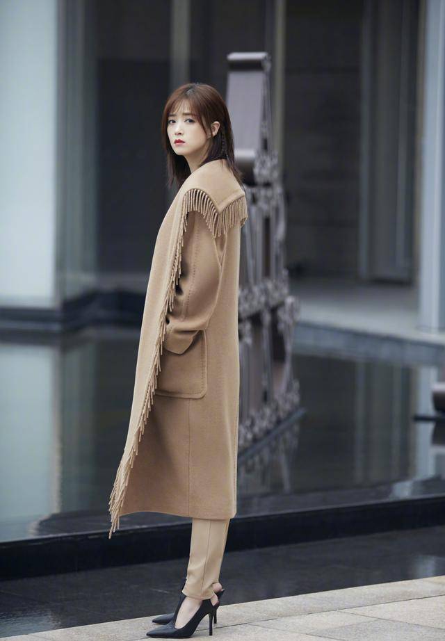 35岁蒋欣瘦了,显小10最都不止,风衣连衣裙搭配丸子头,秒变18岁_造型