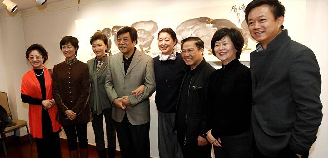 倪萍故意扮小姐姐,敬一丹素颜照样好看_显得_感觉_着装