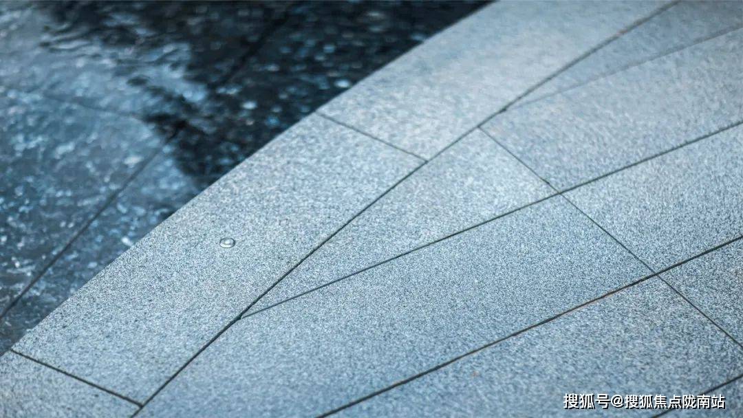 最终,在需提前180天预约的前提下,才选定了昂贵的"蓝钻大理石",每平米