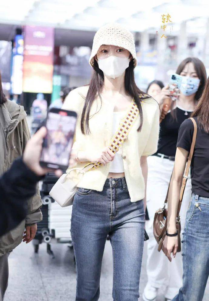 宋轶身穿鹅黄色衬衫和牛仔裤,她的美貌肯定被低估了,青春如少女,颜值