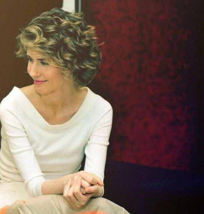 由于年龄较小,阿斯玛更加有活力,也更加年轻.