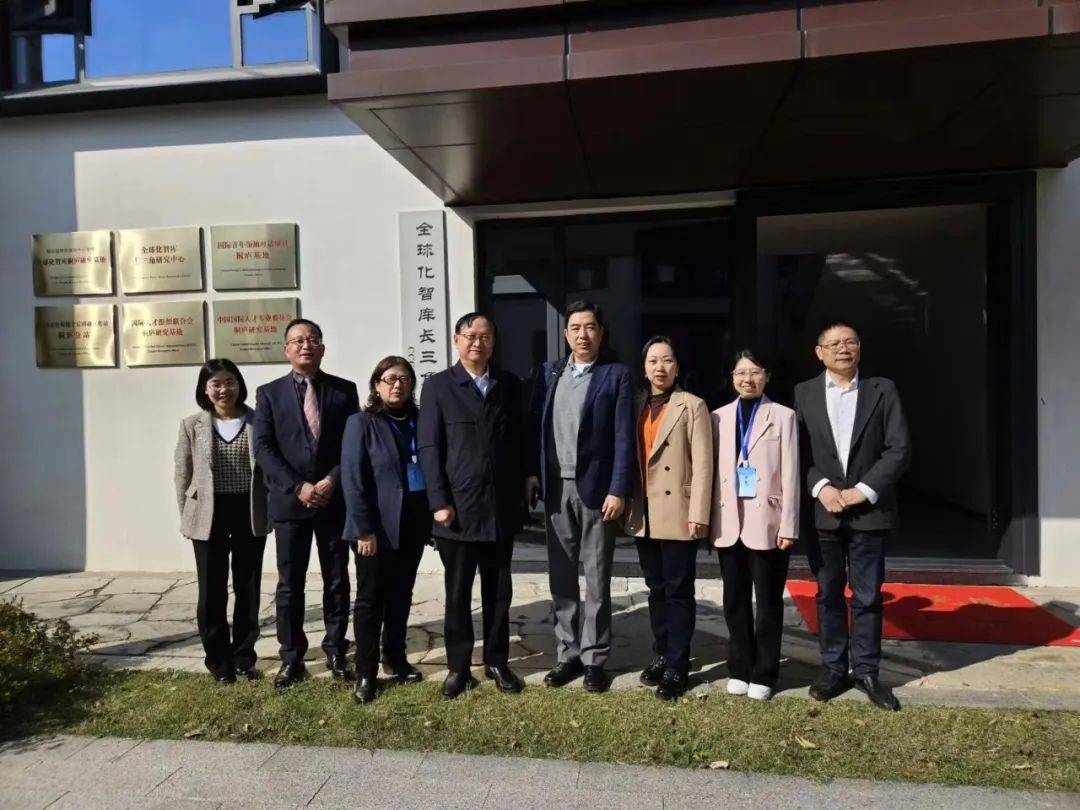 国务院参事,国务院扶贫办友成企业家扶贫基金会常务副理事长汤敏